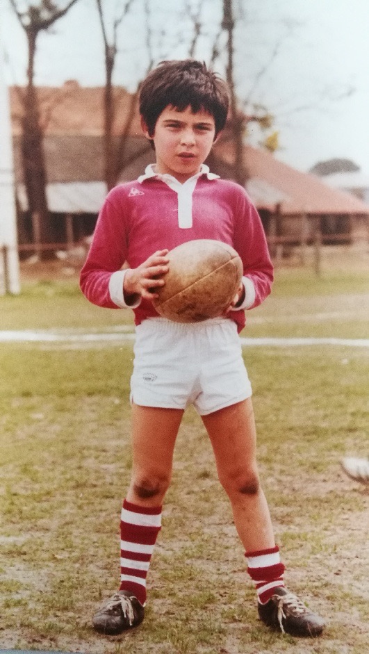 Raphaël Ibañez enfant, un ballon de rugby dans les mains